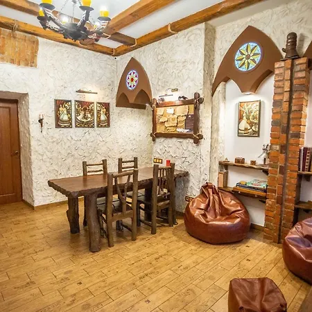 Ghostel - Medieval Хостел *